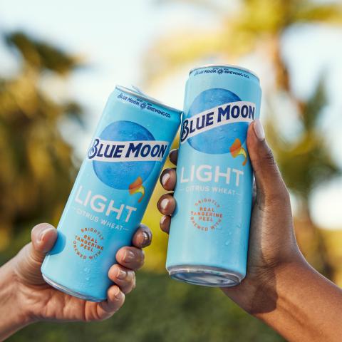 Peep those baby blues 👀. 100 calorie Blue Moon Light is here and is as bright and crisp as it looks. See link in bio to find some near you.